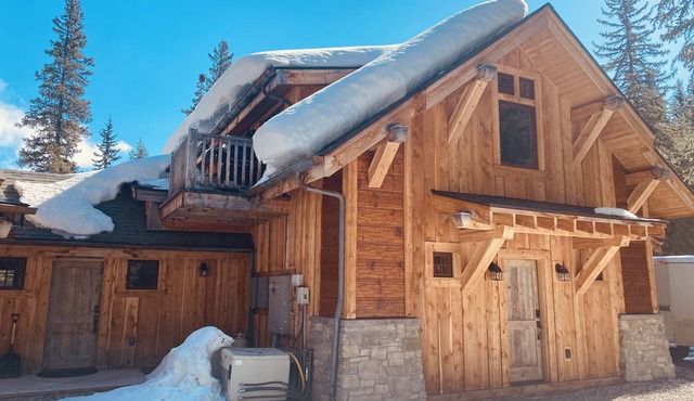 MTNLUX Loft Creekside Sauna & Hot tub