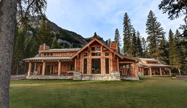 MTNLUX Refuge Creekside Sauna & Hot Tub