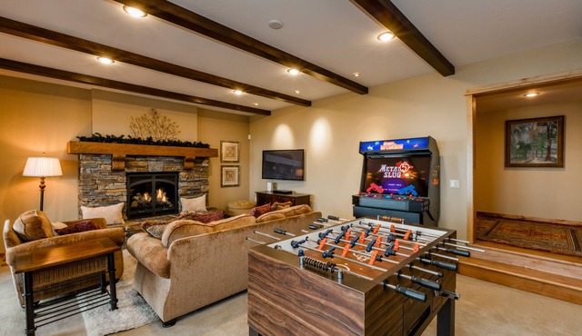 MtnPeak Elevated Living, Hot Tub, 180 Views, 3 Fireplaces, Wine Cellar, Game Room, Arcade, Foosball
