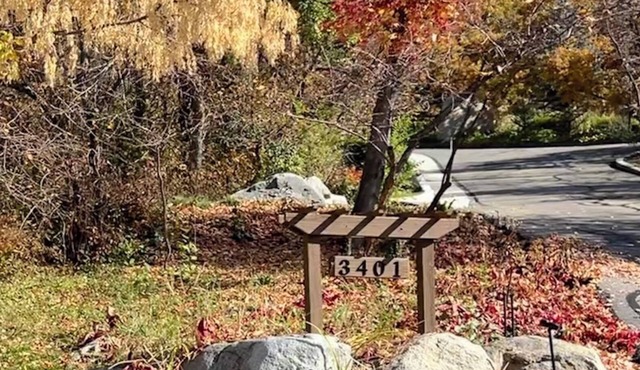 Mtnside retreat with hot tub-20 min to Snowbird. Views, privacy, near shopping