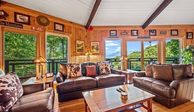 MtnViews » large hot tub » pool table » 2 king, 2 queen beds (Le Rendezvous)