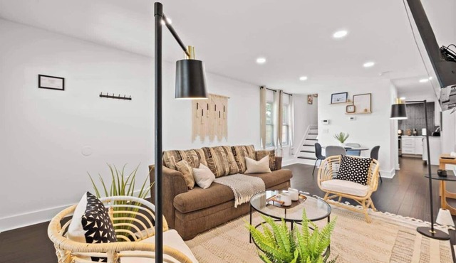 MTR Oasis with Large Kitchen & Cozy Living