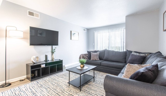 MTR Private Apartment | 10min Downtown | Renovated | WiFi | Clean!