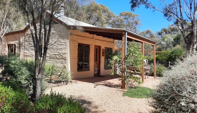 Muckleford Forest Cottage - Bush retreat, wood fire, pizza oven and stunning dam