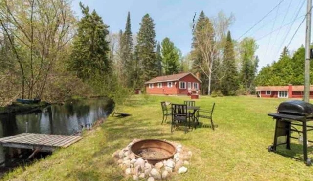 Mud Creek Cottage waterfront acre lot & game-room