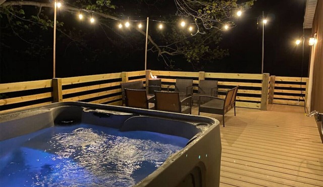 Mud Creek Lodge .1 mi to Bristol Mountain/Hot Tub/Creek