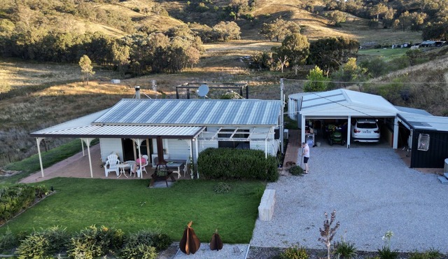 MUDGEE - expansive views, complete privacy, dog friendly holiday cottage