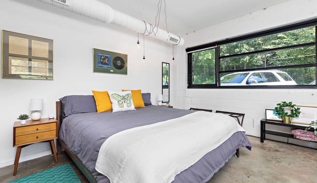 Muffin Suite King Bed 1bath with a dedicated parking spot Book a stay now!