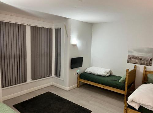 MUGHAL HOUSE GROUND FLOOR PRIVATE 2Bed APARTMENT & FREE PARKING