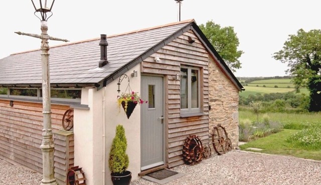 MUGWELL BARN, pet friendly, with open fire in Luckett