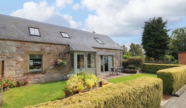 MUIRMAILING COTTAGE, family friendly, with a garden in Stirling