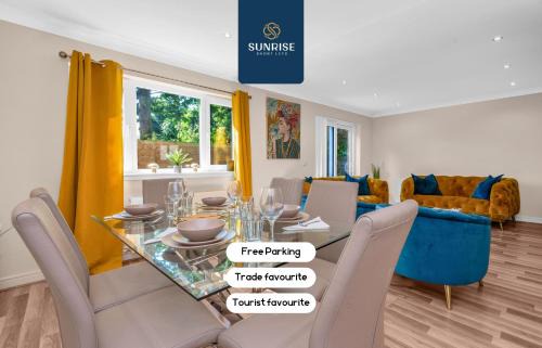 MUIRTON HOUSE - INVOICE and REDUCED PRICE only via SUNRISE SHORT LETS DUNDEE, 4 Bed House, 4 Car Parking, 2 Baths, 5 Smart TVs, Fully Equipped Kitchen, Large Dining and Living Space, Rear Garden, Free WiFi, and ONLY 9 Mins to STANNERGATE Ports
