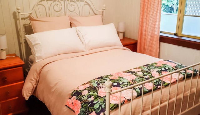 Mulberry Cottage is a cosy historic home close to nature, shops and cafes.