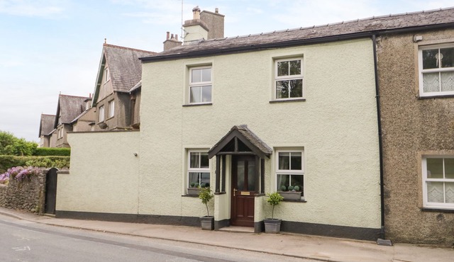 MULBERRY COTTAGE, pet friendly, with open fire in Cark In Cartmel