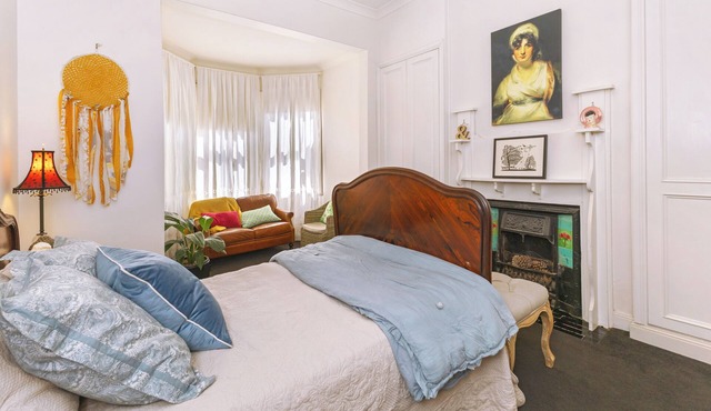 Mulberry Cottage Central historic home ,3 B/R with pool. Walk to main street.