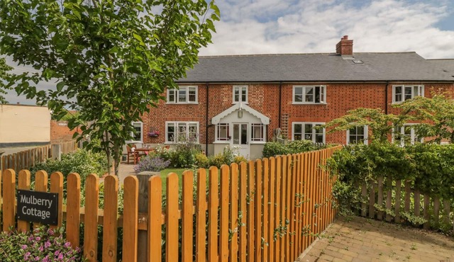 MULBERRY COTTAGE, family friendly, with a garden in Hadleigh