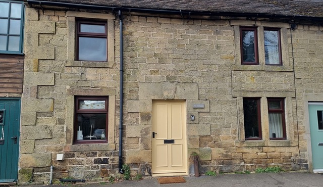 MULBERRY COTTAGE, pet friendly, with open fire in Youlgreave