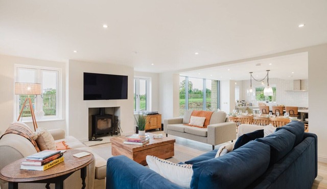 Mulberry Cottage - Stunning 5 Bed in Wiltshire