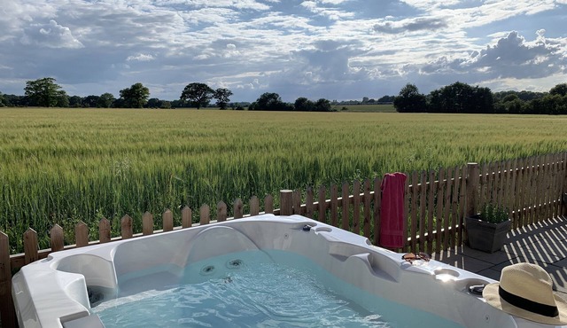 Mulberry Cottage, Suffolk with private Hot Tub