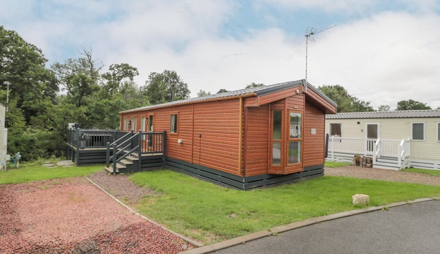 MULBERRY LODGE, pet friendly, country holiday cottage in Felton