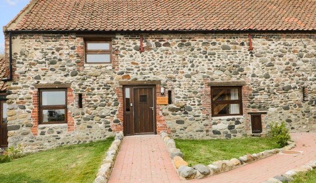 MULBERRY MANOR, pet friendly, character holiday cottage in Withernsea