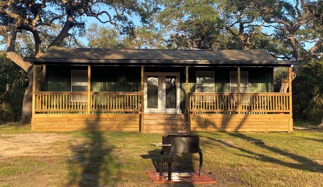 Mulberry Moonrise. Family-friendly Waterfront Cabin on Garcitas Creek/Inez, TX.