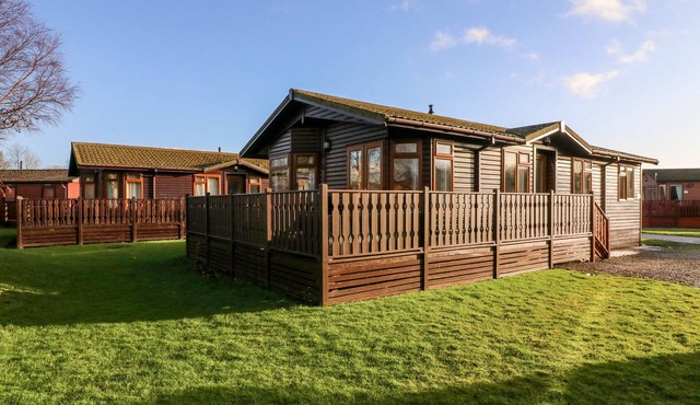 MULBERRY, pet friendly, with pool in South Lakeland Leisure Village