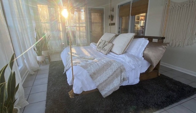 Muletown’s Modern Comfy Cottage w/inground pool, hot tub, pool table & fire pit