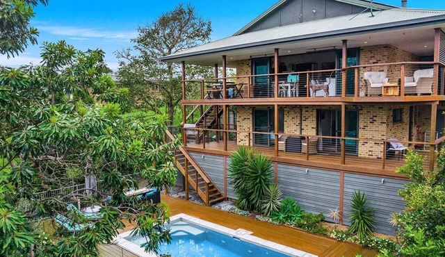 Mulivista - spacious home with ocean views & pool