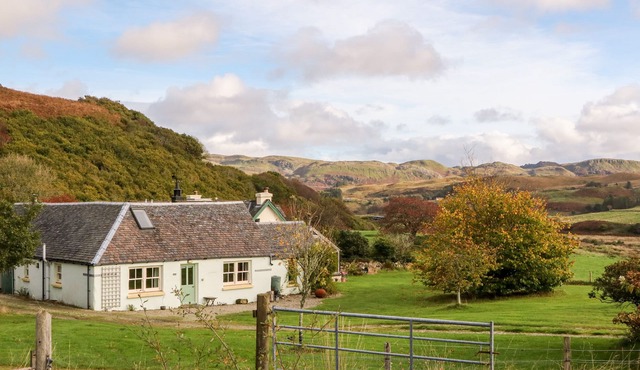 MULLACH, pet friendly, with a garden in Ardfern