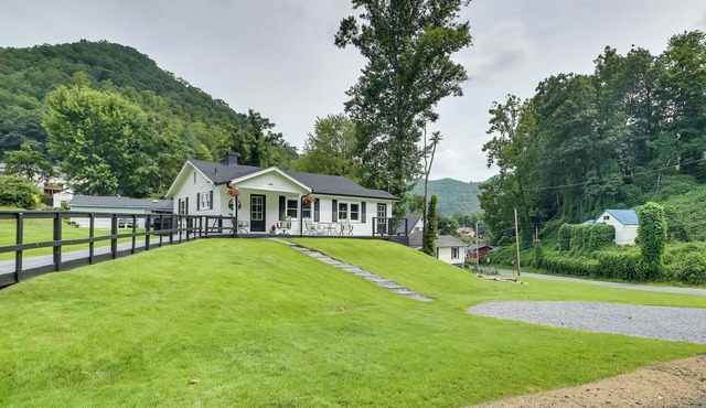 Mullens Home - Close to Hatfield-McCoy Trailhead!