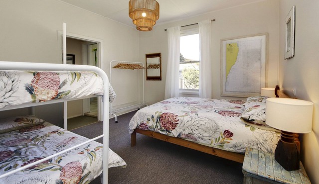 Muller's Cottage: A Spacious and Pet-Friendly Three-Bedroom Retreat.