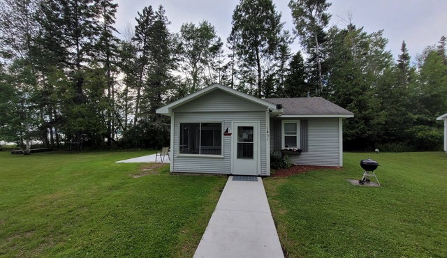 Mullett Lake Gem n2-bedroom cottage on the water in Cheboygan with AC