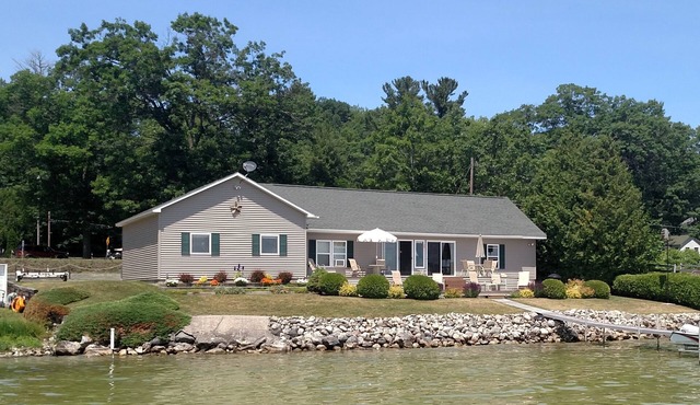 Mullett Lake/ON WATER, private, boat & jetski lifts; AUG & SEP '22 now OPEN!