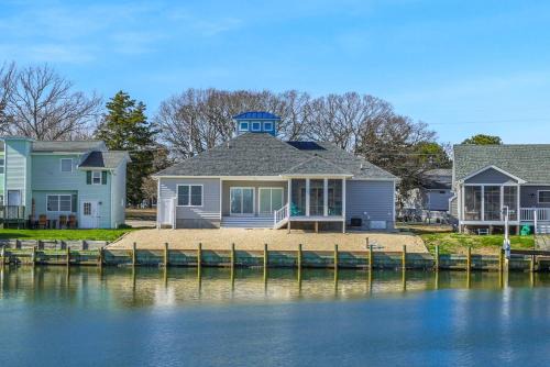Mulligan Home - Waterfront, boat dock & community pools!