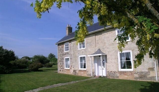 Multi-award winning Georgian Farmhouse, village location, short walk to beach