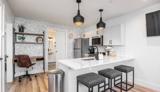 Multi-Condo Building Sleeps 58 with 7 Units, 15 Bedrooms, 22 Beds & Free Parking