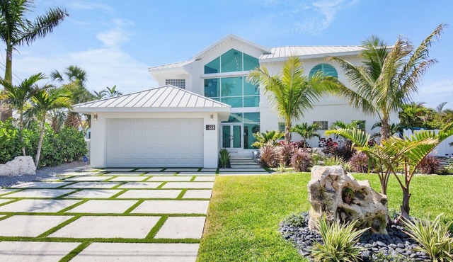 Multi-family Luxury Villa at its Finest! Pool, Spa, Mini golf and more! Close to