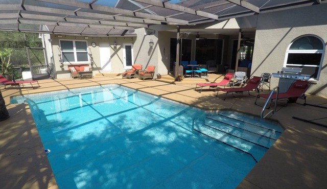 Multi-family peaceful retreat home sleeps15 with heated pool near Crystal River!