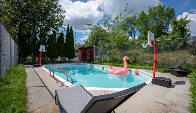 Multi-Family Private Resort (Pool, Gardens, Swings, 3-Full Homes) *Sleeps 30*