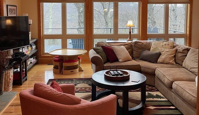 Multi-family ready log cabin bliss on Wintergreen mountain. 2 master BRs!