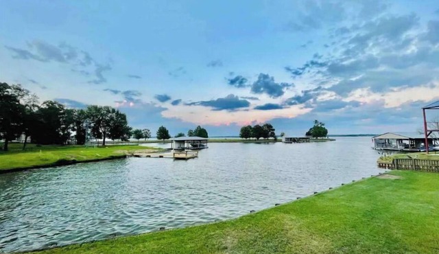 Multi-home Lakefront Retreat- kayaks, fire pit, yard games, hot tub