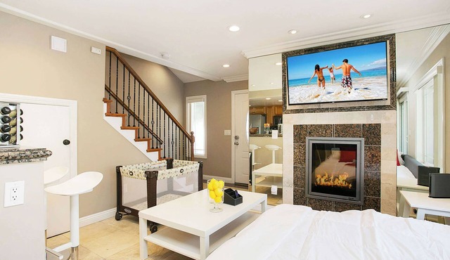 Multi-Level 2BR-Fast WiFI-Free Parking!-CM1