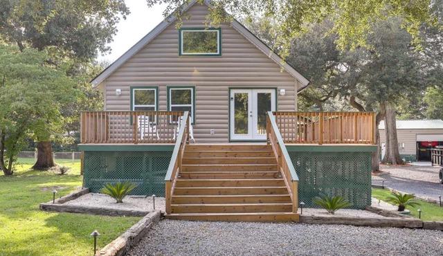 Multi-Level Bonneau Cabin Walk to Lake!