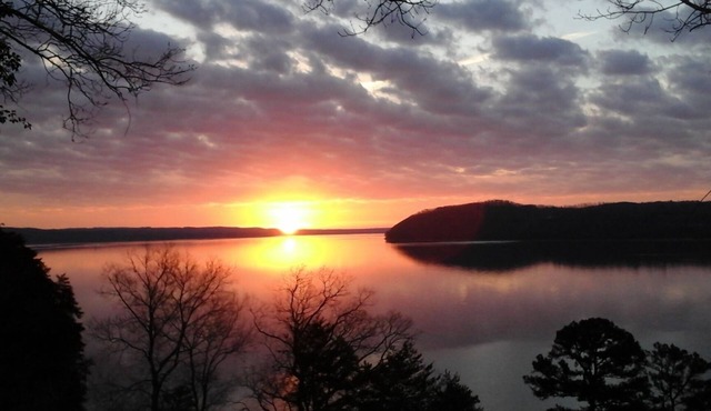 Multi-level Cabin With Private Dock On Secluded Cove, Sleeps 8 To 9
