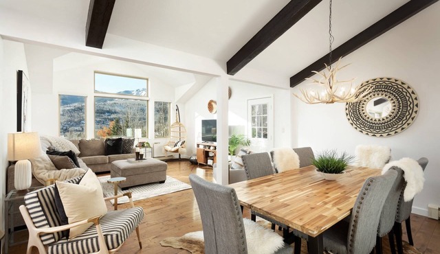 Multi-Level Snowmass Retreat. Private Hot Tub & Sauna, Balcony with Stunning View! Driveway Parking