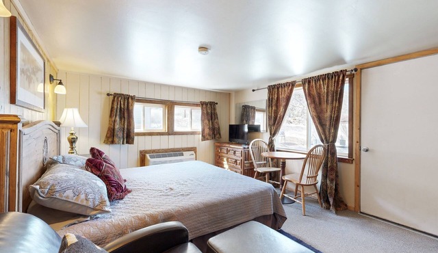 Multi-unit home with deck, grill, mtn views, W/D, & AC