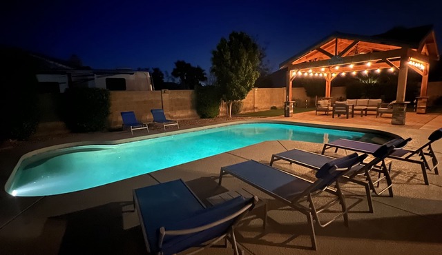Multifamily Retreat5BR w/Pool, Putting Green, 2 King Suites + Golf Nearby