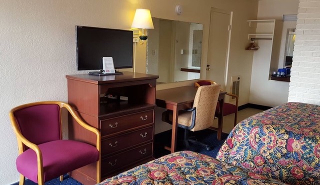 Multiple Beds Non Smoking, Red Carpet Inn, Complimentary Parking, Blacksburg VA