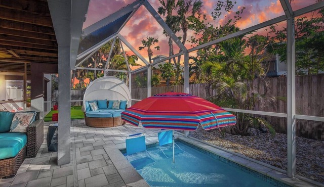 Multiple Families! 3 min walk to Beach, Jacuzzi, Heated Salt Wtr Pool, Game room